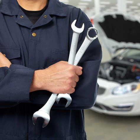 Hand eines Automechanikers im Autoreparaturservice.