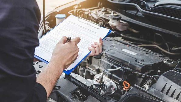 Dienstleistungen Automotor-Maschinenkonzept, Automechaniker-Reparaturmann, der einen Automotor überprüft und die Checkliste für Reparaturmaschine, Autoservice und Wartung in die Zwischenablage schreibt